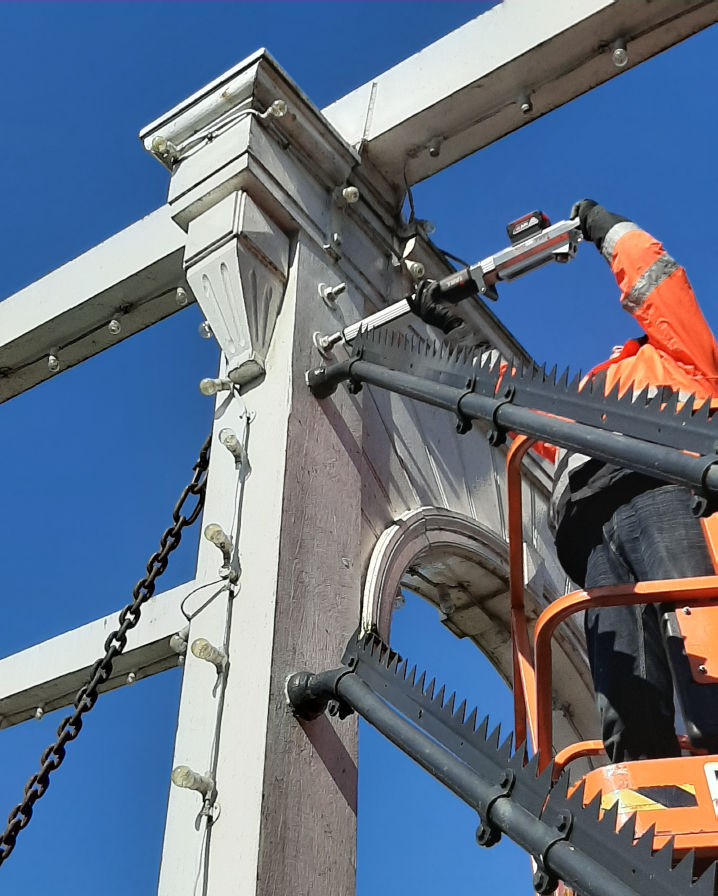 Houten Kunstwerken Inspecteren met een Inspectiehamer/Slangenboor. Met een uitgebreid Inspectierapport gebruiken wij een Resistograaf waar Metingen uit gehaald worden met Constatering van het Aangetaste Hout