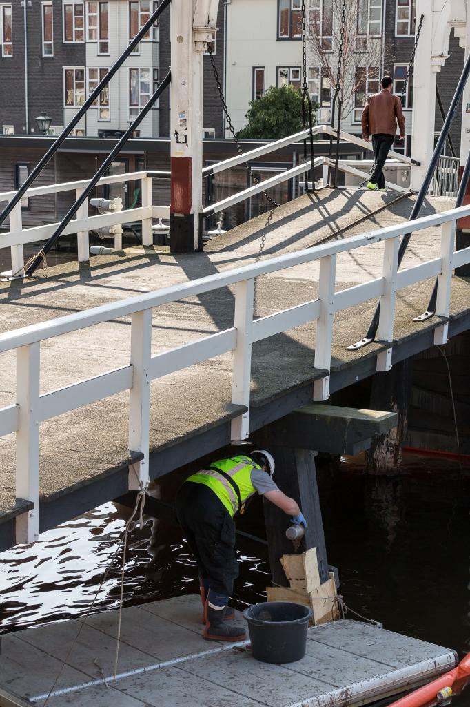 Om van een Bestaande Gladde, een Stroeve Ondergrond (Hout/Kunststof/Beton) te maken brengen wij een Epoxy Antisliplaag aan. Op Nieuwe Dekplanken zijn Griptrips mogelijk